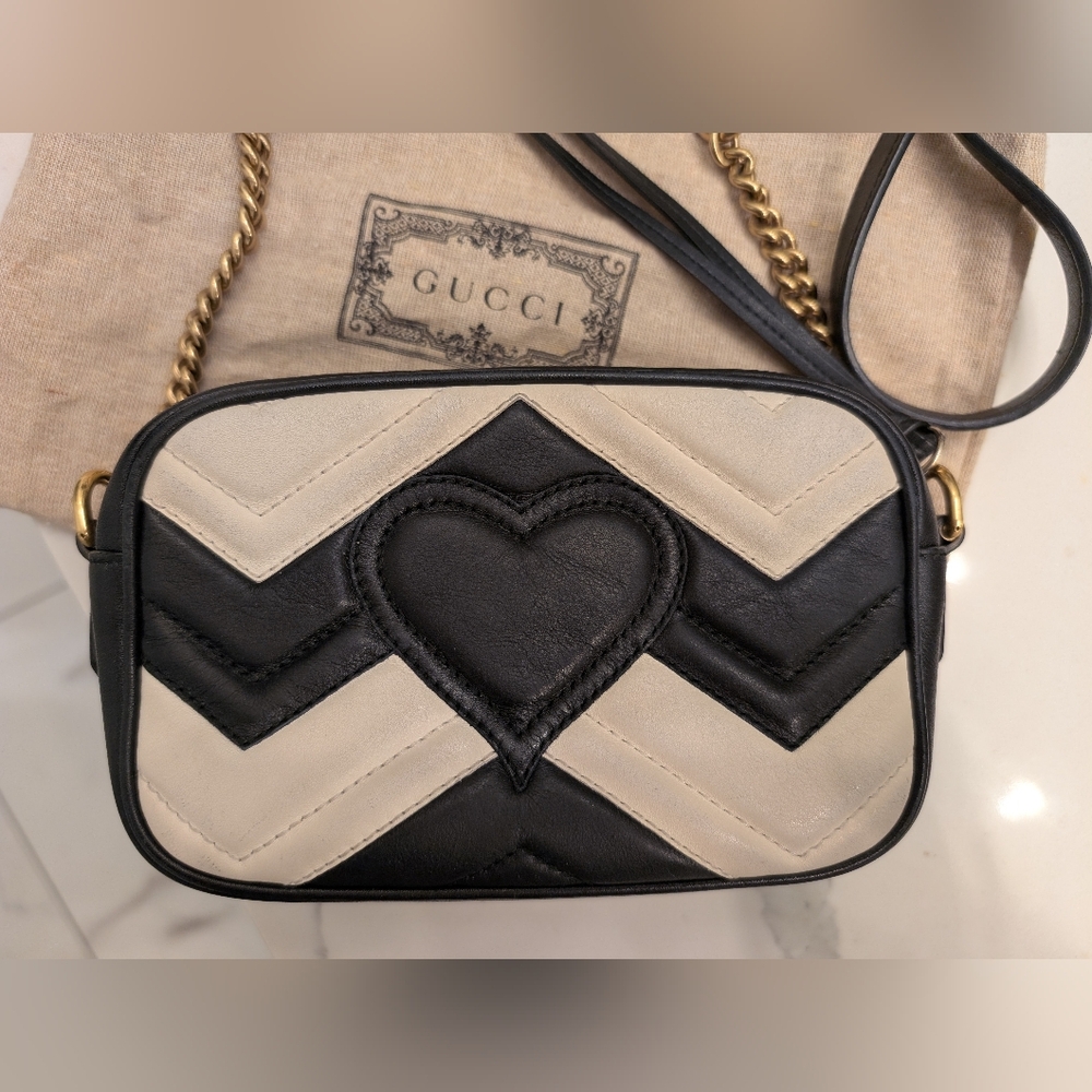 $950 DIRECT RARE Gucci Blk & Cream chevron leather camera bag! Exc condition π€ - Picture 14 of 15